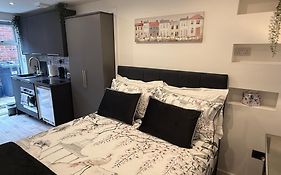 Private Entrance 1 Bed Studio Salford - Perfect Location For Concerts, Rhs Gardens, Manchester City Centre And Salford Quays